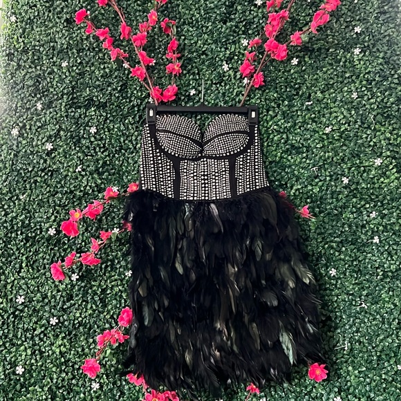 Dresses & Skirts - Feather bottom sparkly top cocktail dress